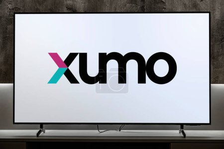 Téléchargez les photos : POZNAN, POL - MAR 01, 2024 : Téléviseur à écran plat affichant le logo de Xumo, LLC, une entreprise américaine de télévision sur Internet et d'électronique grand public. - en image libre de droit