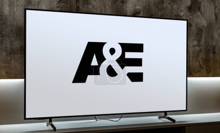 Téléchargez les photos : POZNAN, POL - MAR 01, 2024 : Téléviseur à écran plat affichant le logo de A et E, un réseau américain de télévision payante, propriété phare de A et E Networks - en image libre de droit