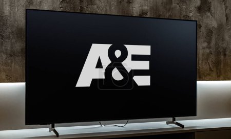 Téléchargez les photos : POZNAN, POL - MAR 01, 2024 : Téléviseur à écran plat affichant le logo de A et E, un réseau américain de télévision payante, propriété phare de A et E Networks - en image libre de droit