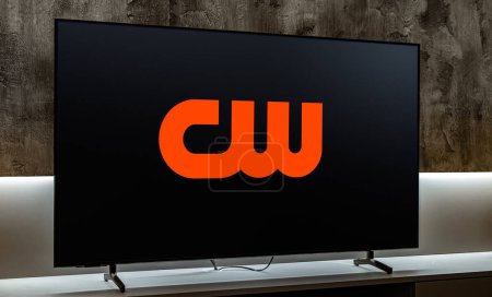 Foto de POZNAN, POL - 01 MAR 2024: Televisor de pantalla plana con el logotipo de The CW Television Network, una cadena de televisión estadounidense en inglés, operada por The CW Network, LLC - Imagen libre de derechos
