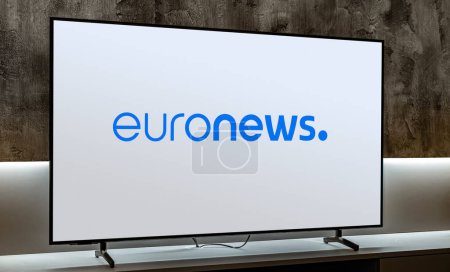 Foto de POZNAN, POL - 01 MAR 2024: Televisor de pantalla plana con el logotipo de Euronews, una cadena de noticias de televisión europea con sede en Bruselas, Bélgica - Imagen libre de derechos