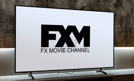 Téléchargez les photos : POZNAN, POL - MAR 01, 2024 : Téléviseur à écran plat affichant le logo de FX Movie Channel, une chaîne de télévision payante américaine détenue par FX Networks, LLC - en image libre de droit