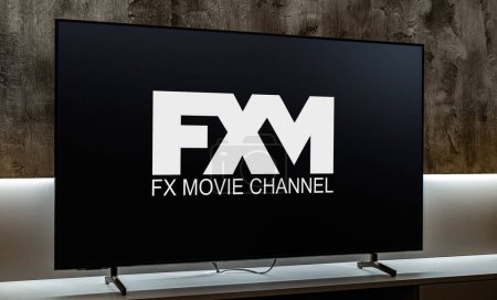 Foto de POZNAN, POL - 01 MAR 2024: Televisor de pantalla plana con el logotipo de FX Movie Channel, un canal de televisión de pago estadounidense propiedad de FX Networks, LLC - Imagen libre de derechos
