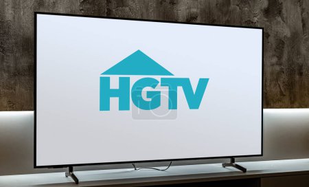 Foto de POZNAN, POL - 01 MAR 2024: Televisor de pantalla plana con el logotipo de HGTV (Home & Garden Television), un canal de televisión de pago estadounidense propiedad de Discovery, Inc.. - Imagen libre de derechos