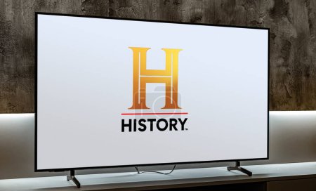 Téléchargez les photos : POZNAN, POL - MAR 01, 2024 : Téléviseur à écran plat affichant le logo de History, une chaîne de télévision payante détenue par A + E Networks - en image libre de droit