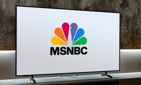 Téléchargez les photos : POZNAN, POL - MAR 01, 2024 : Téléviseur à écran plat affichant le logo de MSNBC, une chaîne américaine de télévision payante par câble basée à New York - en image libre de droit