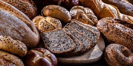 Foto de Productos de panadería variados, incluidos panes y panecillos. - Imagen libre de derechos
