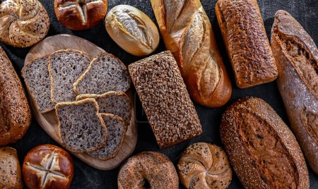 Téléchargez les photos : Assorted bakery products including loaves of bread and rolls. - en image libre de droit