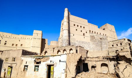 Foto de Bahla Fort en Ad Dakhiliyah Governorate, Omán, Patrimonio de la Humanidad por la UNESCO - Imagen libre de derechos
