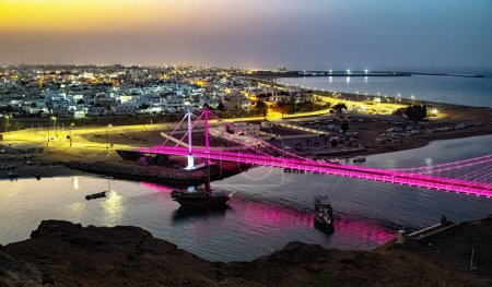 Foto de Vista de la ciudad de Sur la capital de Ash Sharqiyah Gobernación del Sur en el noreste de Omán - Imagen libre de derechos