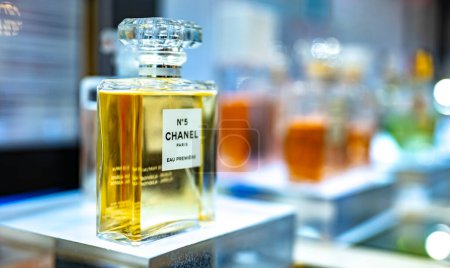 Foto de DUBAI, Emiratos Árabes Unidos - 22 MAR 2024: Botella de Chanel No. 5 perfume en un estante de la tienda - Imagen libre de derechos
