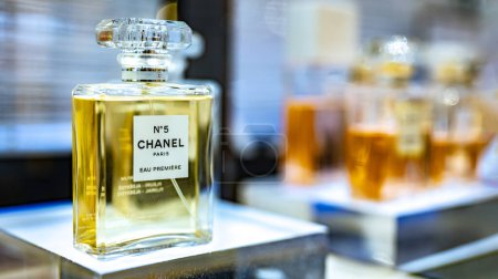 Foto de DUBAI, Emiratos Árabes Unidos - 22 MAR 2022: Botella de Chanel No. 5 perfume en un estante de la tienda - Imagen libre de derechos