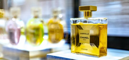 Foto de DUBAI, Emiratos Árabes Unidos - 22 MAR 2024: Botella de perfume Gabrielle Chanel en un estante de una tienda - Imagen libre de derechos