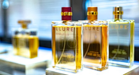 Foto de DUBAI, Emiratos Árabes Unidos - 22 MAR 2024: Botellas de perfume Chanel Allure Sensuelle en un estante de una tienda - Imagen libre de derechos