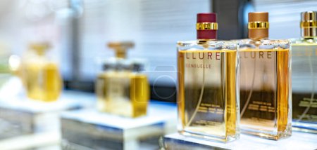 Foto de DUBAI, Emiratos Árabes Unidos - 22 MAR 2022: Botellas de perfume Chanel Allure Sensuelle en un estante de una tienda - Imagen libre de derechos