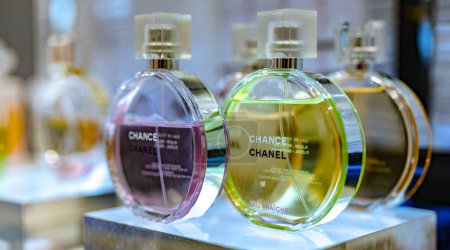 Foto de DUBAI, Emiratos Árabes Unidos - 22 MAR 2022: Botellas de Chance Perfume Chanel en un estante de una tienda - Imagen libre de derechos