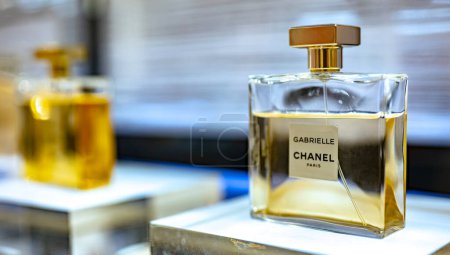 Foto de DUBAI, EAU - 22 MAR 2022: Botella de perfume Gabrielle Chanel en un estante de una tienda - Imagen libre de derechos