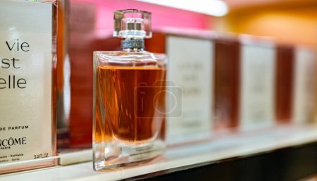 Foto de DUBAI, Emiratos Árabes Unidos - 22 MAR 2024: Botella de perfume de Lancome en un estante de una tienda - Imagen libre de derechos