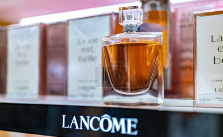 Téléchargez les photos : DUBAI, EAU - MAR 22, 2022 : Bouteille de parfum par Lancome sur une étagère de magasin - en image libre de droit