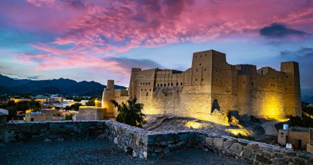 Foto de Bahla Fort en Ad Dakhiliyah Governorate, Omán, Patrimonio de la Humanidad por la UNESCO - Imagen libre de derechos