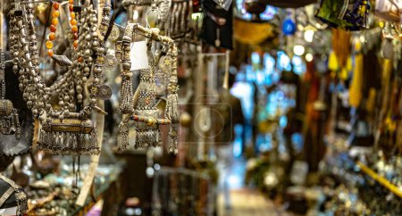 Téléchargez les photos : Intérieur d'un magasin de produits artisanaux traditionnels sur Souq Muttrah, Muscat, Oman - en image libre de droit