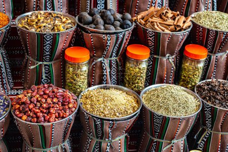 Téléchargez les photos : Variété d'épices et d'herbes sur Souq Muttrah, Muscat, Oman. - en image libre de droit