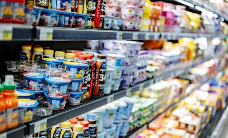 Foto de MUSCAT, OMAN - 14 MAR 2024: Productos lácteos puestos a la venta en un refrigerador comercial en el supermercado - Imagen libre de derechos