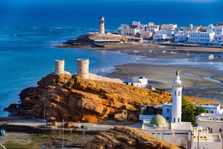 Téléchargez les photos : Vue de la ville de Sur, capitale du gouvernorat d'Ash Sharqiyah Sud dans le nord-est d'Oman - en image libre de droit