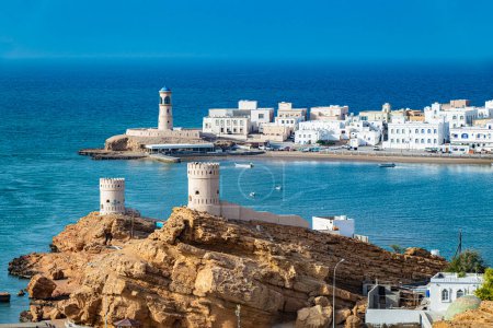 Téléchargez les photos : Vue de la ville de Sur la capitale du gouvernorat d'Ash Sharqiyah Sud dans le nord-est d'Oman - en image libre de droit