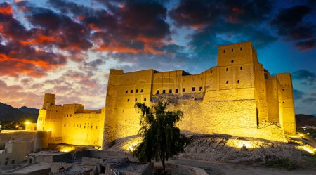 Téléchargez les photos : Fort Bahla dans le gouvernorat Ad Dakhiliyah, Oman, site du patrimoine mondial de l'UNESCO - en image libre de droit