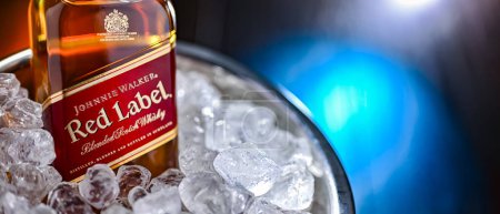 Foto de POZNAN, POL - 28 DE FEB DE 2024: Botella de Johnnie Walker, la marca de whisky escocés mezclado más distribuida del mundo con ventas de más de 130 millones de botellas al año. - Imagen libre de derechos
