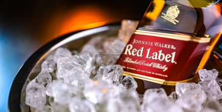 Téléchargez les photos : POZNAN, POL - 28 février 2024 : Bouteille de Johnnie Walker, la marque de whisky écossais mélangé la plus largement distribuée au monde avec des ventes de plus de 130 millions de bouteilles par an. - en image libre de droit