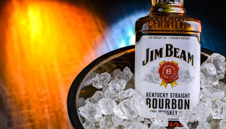 Foto de POZNAN, POL - 28 de FEB de 2024: Botella de Jim Beam, una de las marcas de bourbon más vendidas en el mundo, producida por Beam Inc. en Clermont, Kentucky - Imagen libre de derechos