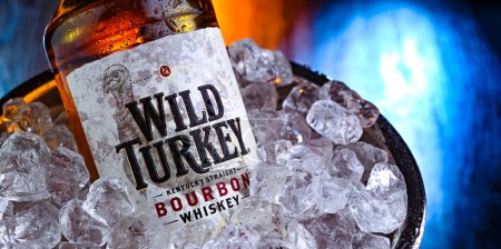 Foto de POZNAN, POL - 28 de FEB de 2024: Botella de Wild Turkey, una marca de whisky bourbon de Kentucky producido por la división Austin Nichols de Campari Group - Imagen libre de derechos