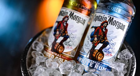 Foto de POZNAN, POL - 28 de FEB de 2024: Botellas del Capitán Morgan, una marca de ron originaria de las Islas Vírgenes de los Estados Unidos y ahora producida por Diageo, compañía británica de bebidas alcohólicas con sede en Londres - Imagen libre de derechos