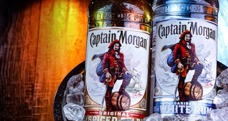 Foto de POZNAN, POL - 28 de FEB de 2024: Botellas del Capitán Morgan, una marca de ron originaria de las Islas Vírgenes de los Estados Unidos y ahora producida por Diageo, compañía británica de bebidas alcohólicas con sede en Londres - Imagen libre de derechos