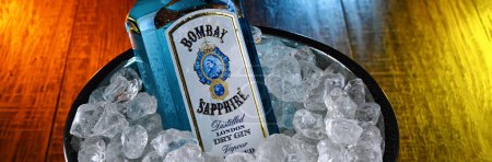 Téléchargez les photos : POZNAN, POL - 12 avril 2024 : Bouteille de Bombay Sapphire, une marque de gin distribuée par Bacardi. Introduit sur le marché en 1987 par International Distillers and Vintners. - en image libre de droit