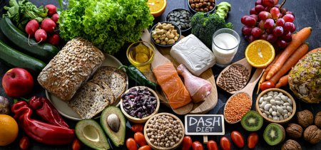 Foto de Productos alimenticios que representan la dieta DASH que se creó para ayudar a bajar la presión arterial alta - Imagen libre de derechos