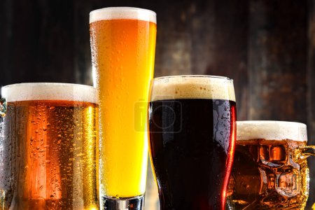 Téléchargez les photos : Quatre verres avec différents types de bière. - en image libre de droit
