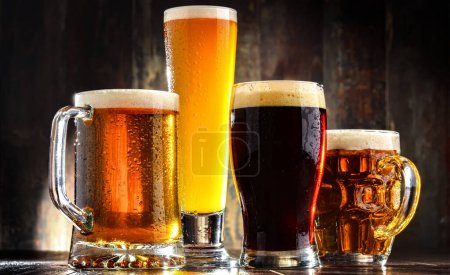 Foto de Cuatro vasos con diferentes tipos de cerveza. - Imagen libre de derechos