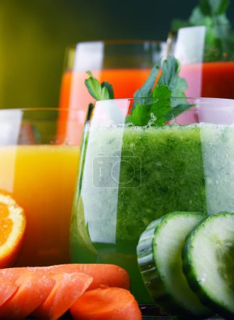 Foto de Vasos con zumos de frutas y vegetales orgánicos frescos. Dieta de desintoxicación - Imagen libre de derechos