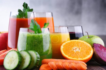 Foto de Vasos con zumos de frutas y vegetales orgánicos frescos. Dieta de desintoxicación - Imagen libre de derechos