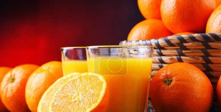 Téléchargez les photos : Verres au jus d'orange fraîchement pressé et fruits - en image libre de droit