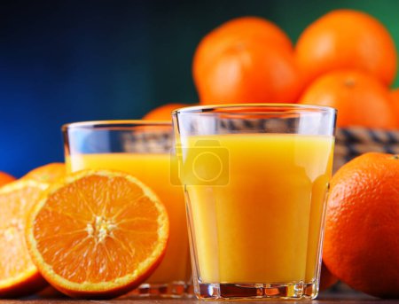 Téléchargez les photos : Verres au jus d'orange fraîchement pressé et fruits - en image libre de droit