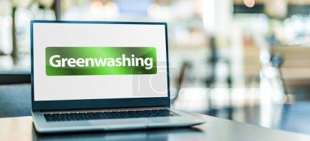 Laptop-Computer mit Anzeichen von Greenwashing oder irreführender umweltfreundlicher PR-Strategie