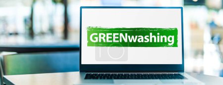 Computadora portátil que muestra el signo de Greenwashing o estrategia engañosa de relaciones públicas respetuosa con el medio ambiente