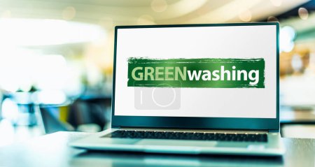 Computadora portátil que muestra el signo de Greenwashing o estrategia engañosa de relaciones públicas respetuosa con el medio ambiente