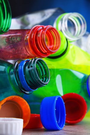 Leere farbige kohlensäurehaltige Getränkeflaschen. Plastikmüll