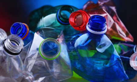 Botellas de bebidas carbonatadas de colores vacíos. Residuos plásticos