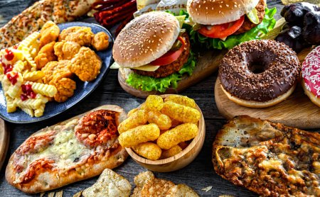 Téléchargez les photos : Foods enhancing the risk of cancer. Junk food. - en image libre de droit